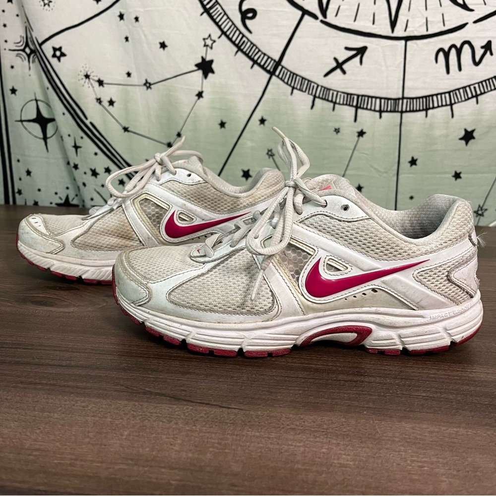 Nike White & Pink Athletic Running Shoes